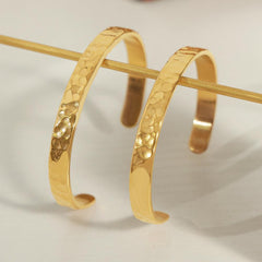 Wholesale Casual Simple Titanium Steel Bangle Solid Color with 18K Gold Plated Indentation - ChicMeto