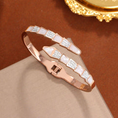 Wholesale Elegant Simple Style Geometric Titanium Steel Plating Inlay Rhinestones Shell 18K Gold Plated Bangle - ChicMeto