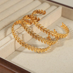 Wholesale Elegant Simple Style Grain Titanium Steel Plating 18K Gold Plated Bangle - ChicMeto